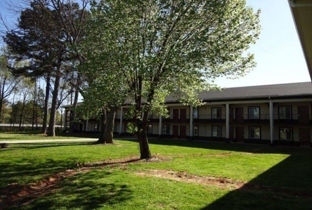 Red Roof Inn & Suites Greenwood, Sc Exterior foto